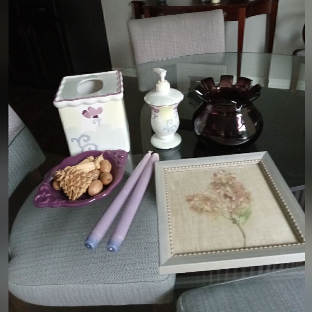 11 piece set of bathroom accessories with towels.